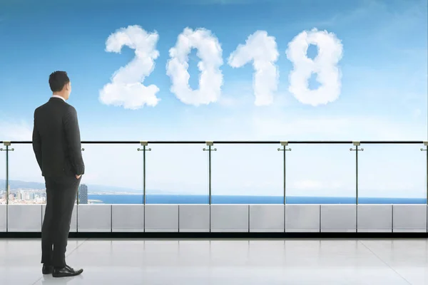 Hombre de negocios buscando nube con 2018 — Foto de Stock