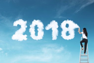 Beyaz bulut 2018 şekli ile püskürtme merdiven kullanarak iş kadını