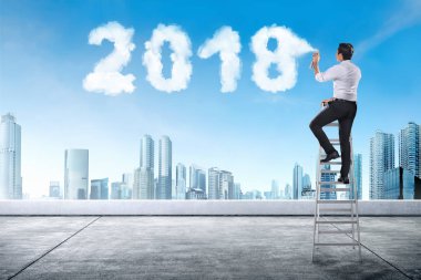 Beyaz bulut 2018 şekli ile püskürtme merdiven kullanarak iş adamı