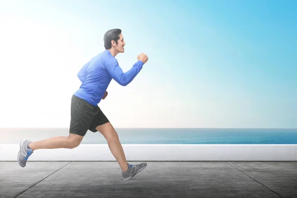 Junger asiatischer Mann in Sportbekleidung läuft auf Terrasse — Stockfoto