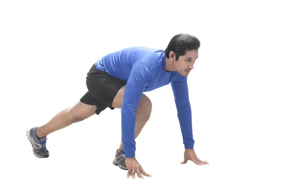 Ritratto di sportivo asiatico in posizione pronta per correre — Foto Stock
