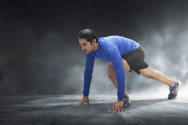 Muskulöser asiatischer Mann bereit für den Lauf — Stockfoto