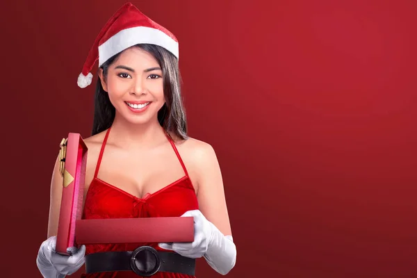 Hermosa chica asiática con sombrero de santa apertura regalo de Navidad — Foto de Stock