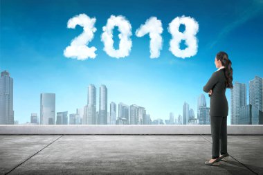 Görünüm Asya iş kadını bulut mavi gökyüzü 2018 tabelaya bakarak geri