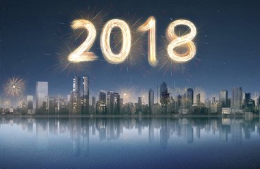 Cityscape görünümü ile 2018 havai fişek ışıltı geceleri. Mutlu yeni yıl 2018
