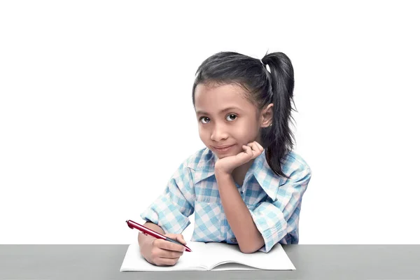 Linda Chica Asiática Escribiendo Libro Con Pluma Aislada Sobre Fondo — Foto de Stock