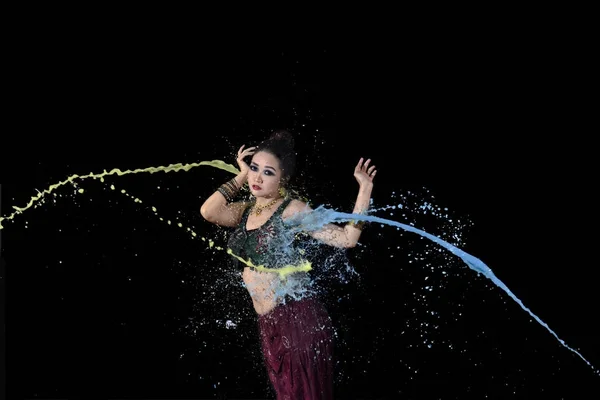 Exótico Asiático Dançarina Ventre Dançando Com Tinta Colorida Contra Fundo — Fotografia de Stock