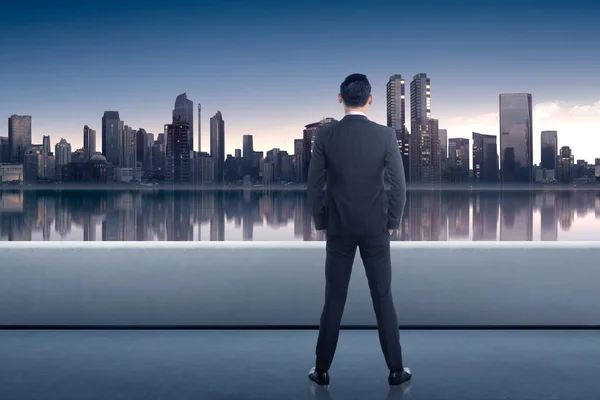 Zadní Pohled Asijský Podnikatel Pohled Panoráma Města Balkonu Při Východu — Stock fotografie