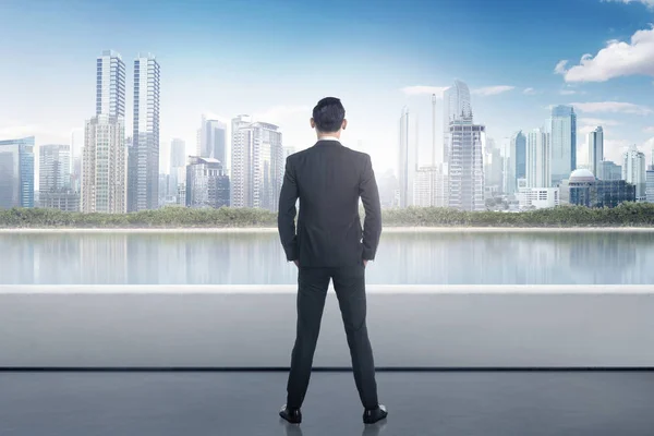 Portret Azjatycki Biznes Biznesmen Patrząc Miejski Scena Budynku Dachu — Zdjęcie stockowe