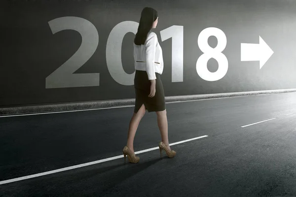 Hermosa Mujer Negocios Asiática Saliendo Del Túnel Con 2018 Pared —  Fotos de Stock