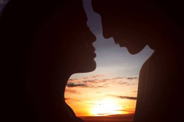 Romantik Çift birbirine günbatımı özgeçmişlerine bakarak