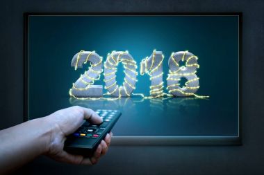 El tutma uzaktan kumanda ile Tv ekranında 2018. Mutlu yeni yıl 2018