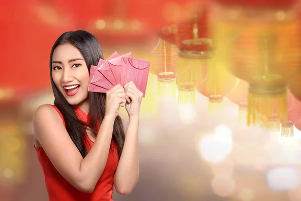 Mujer China Feliz Con Sobres Rojos Sobre Fondo Linternas Rojas — Foto de Stock