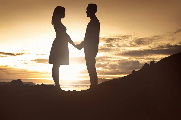 Sillhouette Van Een Paar Liefde Hand Hand Heuvel Bij Zonsondergang — Stockfoto