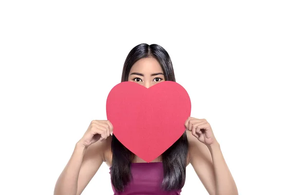 Retrato Menina Asiática Segurando Coração Vermelho Posando Isolado Sobre Fundo — Fotografia de Stock