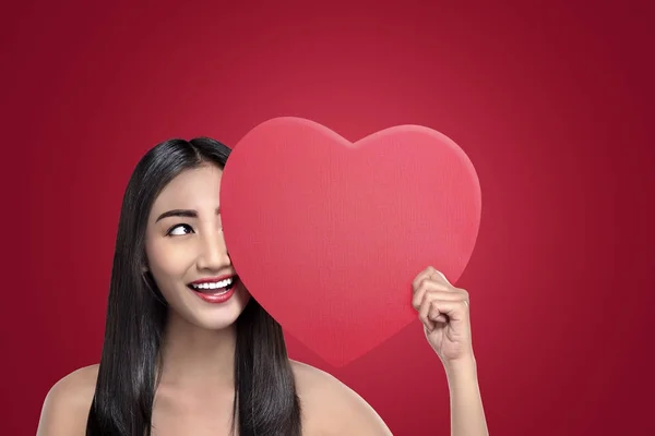 Bela Ásia Mulher Com Valentine Coração Mão Mais Vermelho Fundo — Fotografia de Stock