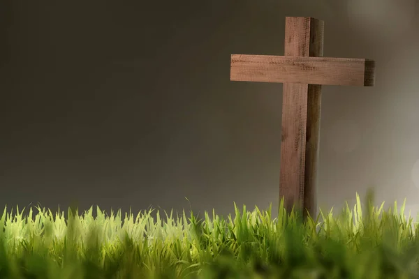 Dřevěný Křesťanský Kříž Zelené Trávě Rozostření Pozadí — Stock fotografie