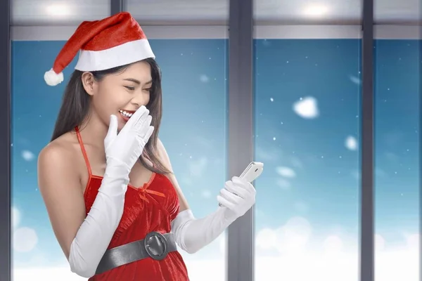 Glückliche Asiatische Frau Rotem Weihnachtsmann Hut Mit Smartphone Hause Mit — Stockfoto