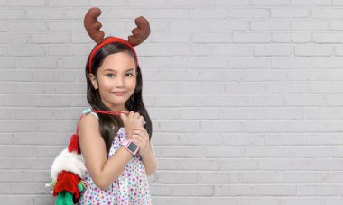 Küçük kız Noel arka plan görüntüsü. Tatil kavramı