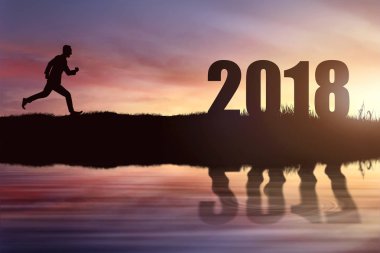 2018 ulaşma amacı gün batımı arka çalışan işadamı silüeti. Mutlu yeni yıl 2018