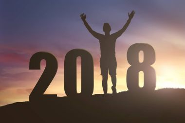 Mutlu adam ile sayı 2018 tepe üzerinde günbatımında ayakta silüeti. Mutlu yeni yıl 2018