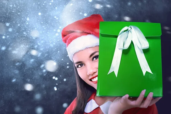 Glücklich Asiatische Mädchen Mit Weihnachtsmann Kleidung Hält Weihnachtsgeschenk Über Schneefall — Stockfoto