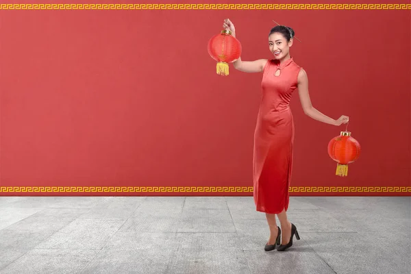 Jonge Chinese Vrouw Een Traditionele Kleding Bedrijf Rode Lantaarns Met — Stockfoto