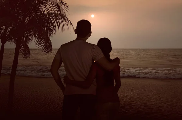 Silhueta Ásia Casal Abraçar Desfrutar Sol Juntos Praia — Fotografia de Stock