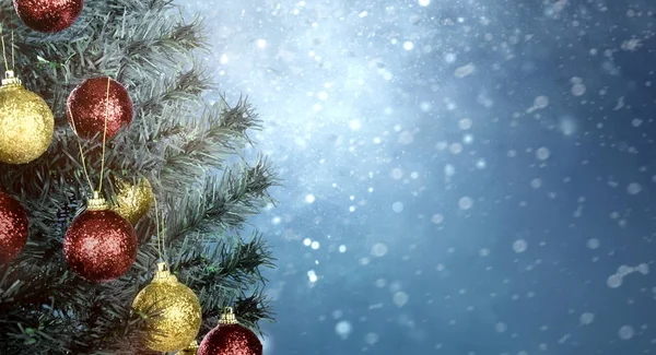 Nahaufnahme Von Bunt Geschmückten Weihnachtsbaum Mit Schneefall Hintergrund — Stockfoto