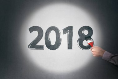 İnsan eli beton duvara boya fırçası ile 2018 yazma