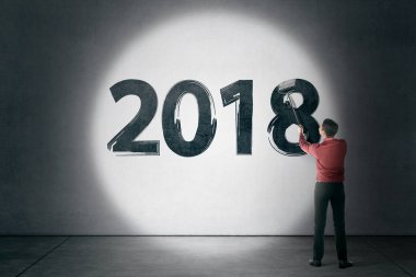 Asya işadamı 2018 fırça rulo ile siyah duvara çizim arkadan görünüm