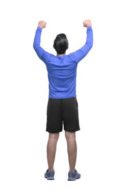 Beyaz arka plan üzerinde izole kabarık silah ile poz Asya runner adam arkadan görünüm