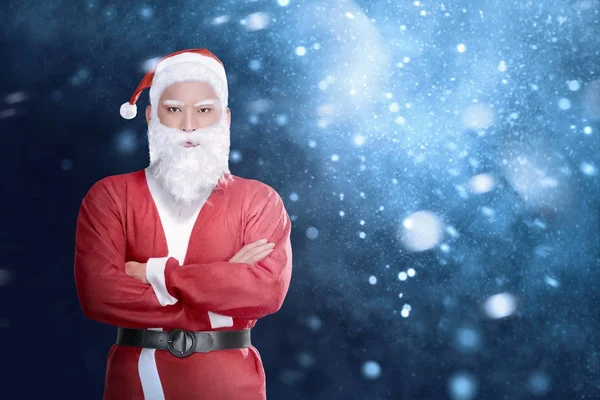 Bonito asiático homem em Santa Claus traje com braços cruzados — Fotografia de Stock