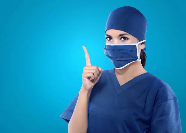 Unga Asiatiska Sjuksköterska Med Antibakteriella Mask Ansikte Med Fingret Pekar — Stockfoto