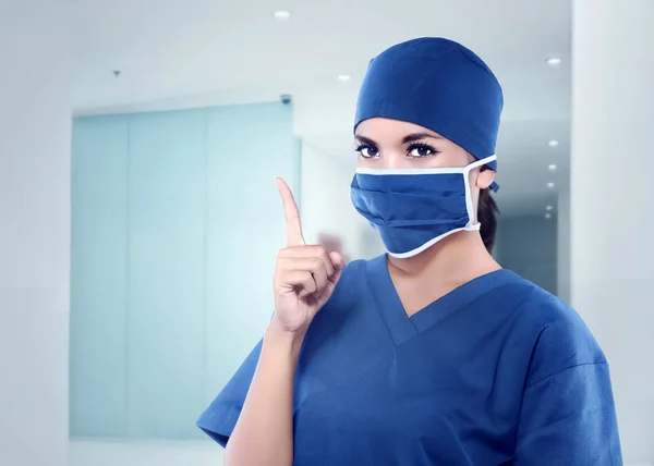 Vackra Asiatiska Sjuksköterska Med Medicinsk Mask Med Finger Pekar Uppåt — Stockfoto