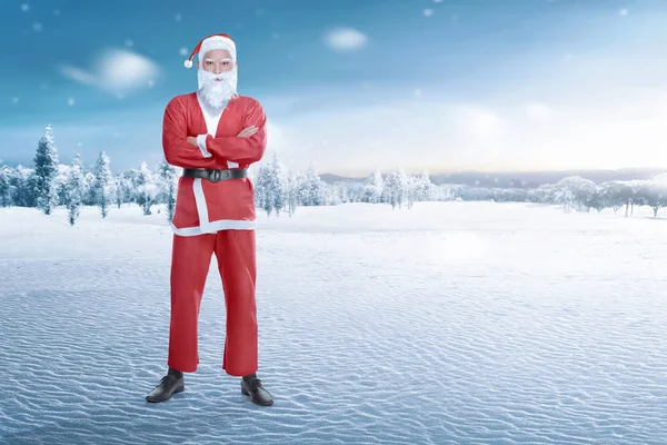 Junger Asiatischer Mann Weihnachtsmann Kostüm Steht Auf Winterlichem Hintergrund — Stockfoto