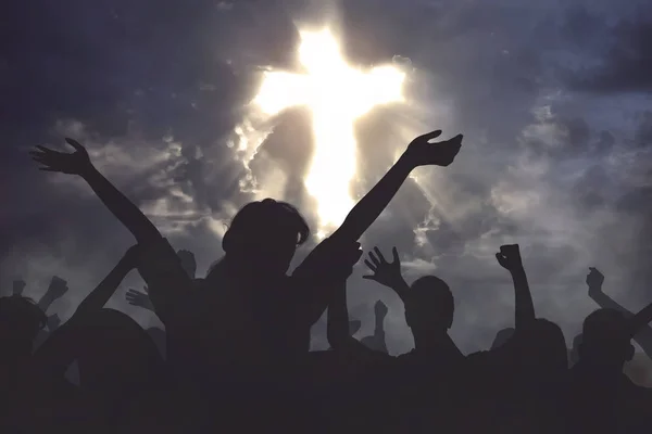 Crowd Christian People Praying Together God Christian Cross Dramatic Sky — Stock Photo, Image