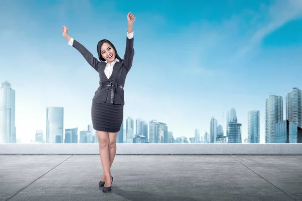 Emocionado Asiático Negocios Mujer Pie Azotea Con Azul Cielo Fondo — Foto de Stock