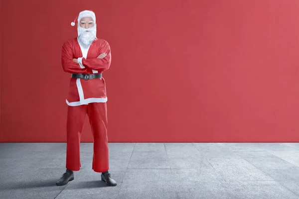 Aziatisch Mens Santa Claus Kostuum Poseren Met Gekruiste Armen Rode — Stockfoto
