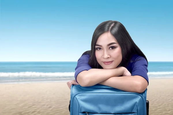Joven Mujer Asiática Apoyada Parte Posterior Maleta Relajante Playa Concepto — Foto de Stock