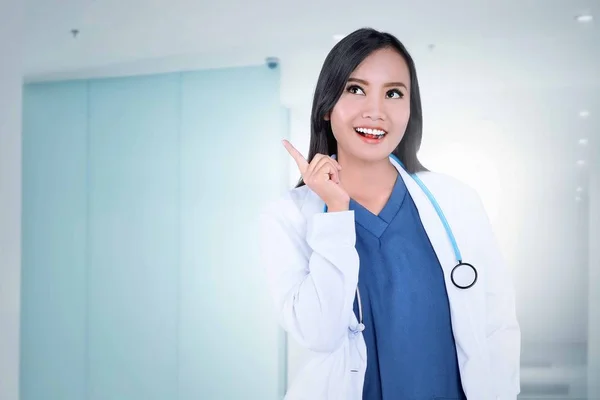 Bela ásia feminino médico no branco casaco e estetoscópio com — Fotografia de Stock