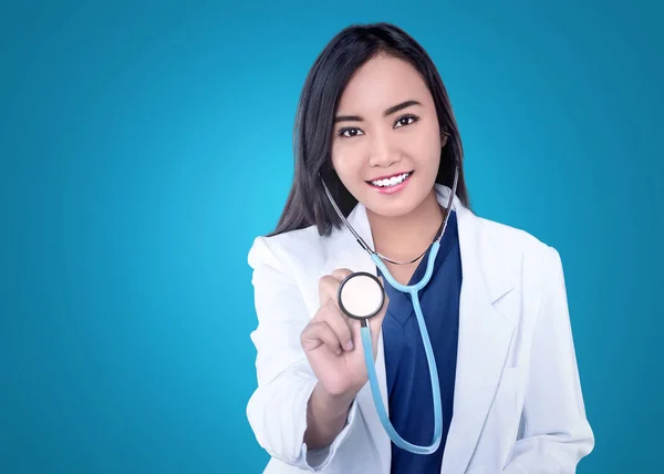 Güzel Asyalı doktor kadın bir stetoskop ile — Stok fotoğraf