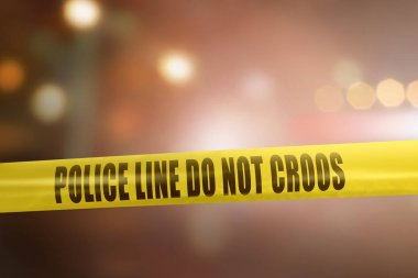 Kaset işareti için koruma olay ışık arka plan bulanık ile sarı polis hattı