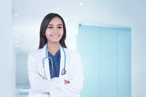 Hermosa Asiático Médico Mujer Blanco Abrigo Con Cruzado Manos Clínica —  Fotos de Stock