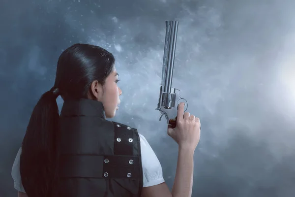 Back View Asian Woman Police Uniform Holding Guns Dark Background — Stock Photo, Image