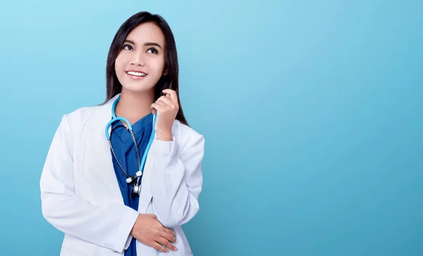 Genç Asyalı Doktor Kadın Beyaz Önlük Mavi Parlak Arka Plan — Stok fotoğraf