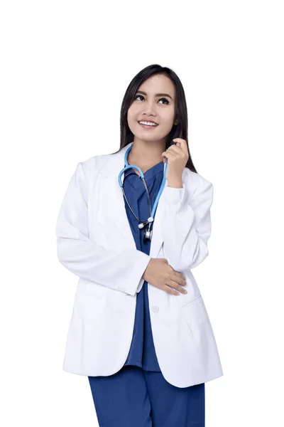 Giovane Medico Asiatico Con Stetoscopio Posa Isolato Sfondo Bianco — Foto Stock