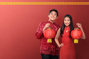 Mutlu çene yeni yıl kavramı kırmızı arka plan üzerinde kırmızı fener tutarak güzel Çin Çift