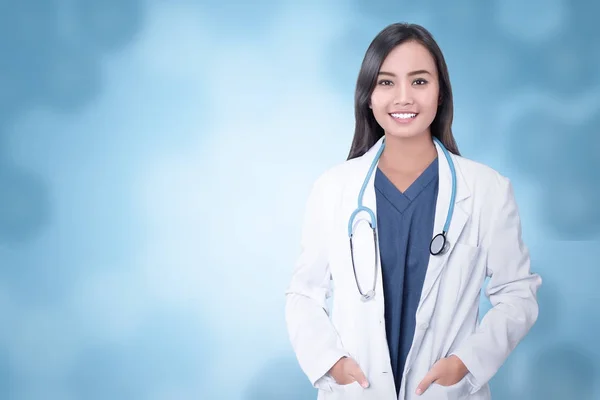 Junge Asiatische Arzt Mit Den Händen Der Manteltasche Über Blauem — Stockfoto