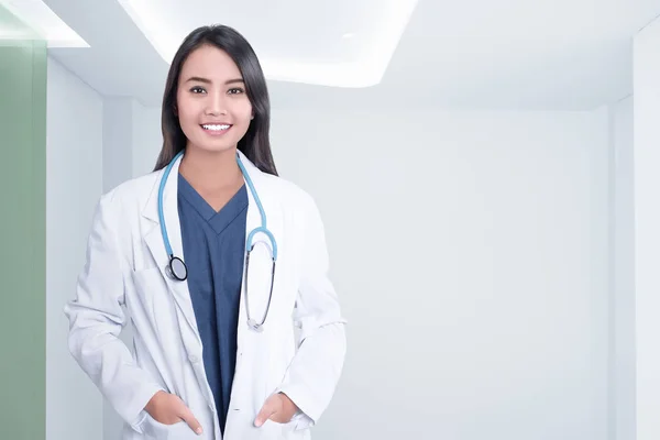 Alegre Asiático Médico Mujer Con Estetoscopio Hospital Habitación —  Fotos de Stock